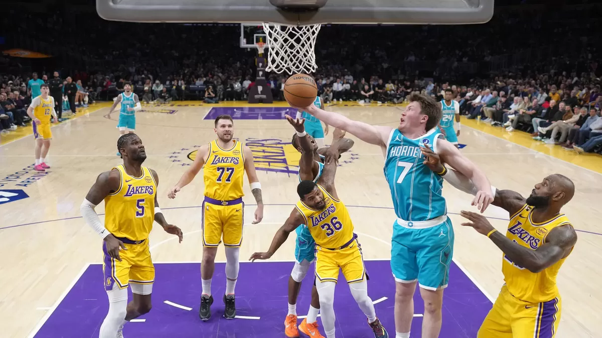 Kon Knueppel (7) mengatasi pertahanan fisik Lakers untuk memimpin Hornets meraih kemenangan pada Kamis malam, 15 Januari waktu setempat.  (Kirby Lee)