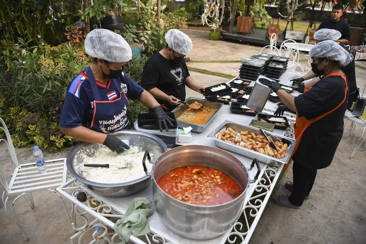 Pekerja menyiapkan kebutuhan menu makanan bagi kontingen NPC Indonesia di Chayada Garden & Resort, Nakhon Ratchasima, Thailand, Sabtu, 17 Januari 2026. (Yoma Times Suryadi)