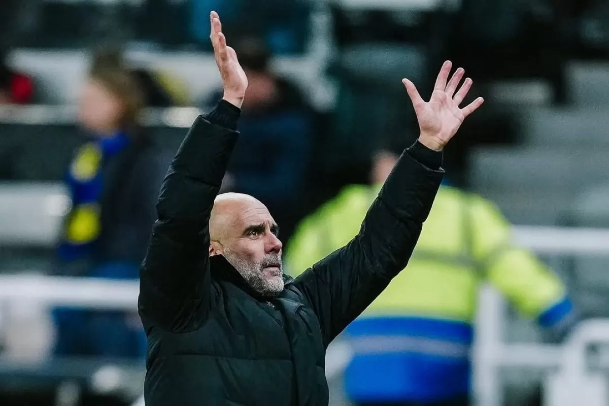 Pep Guardiola melambaikan tangannya ke pendukung Manchester City usai laga melawan Newcastle United (@mancity)