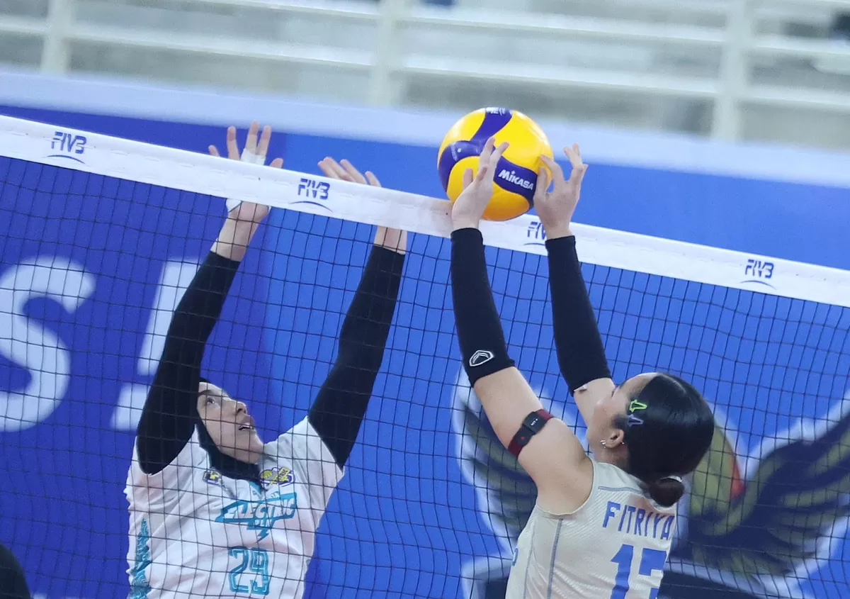 Pemain Jakarta Electric PLN (JEP) Mobile dan Bandung bjb Tandamata saling berebutan bola di ujung net, pada lanjutan Seri II Putaran Pertama Proliga 2026 di Medan, 17 Januari 2026. (PBVSI)