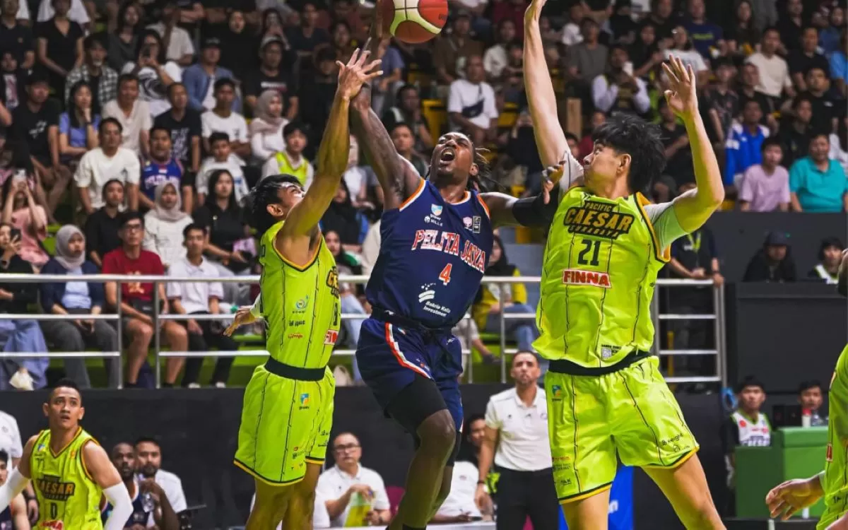 Aksi pemain Pelita Jaya Amorie Archibald di laga melawan Pacific Caesar Surabaya (IBL)