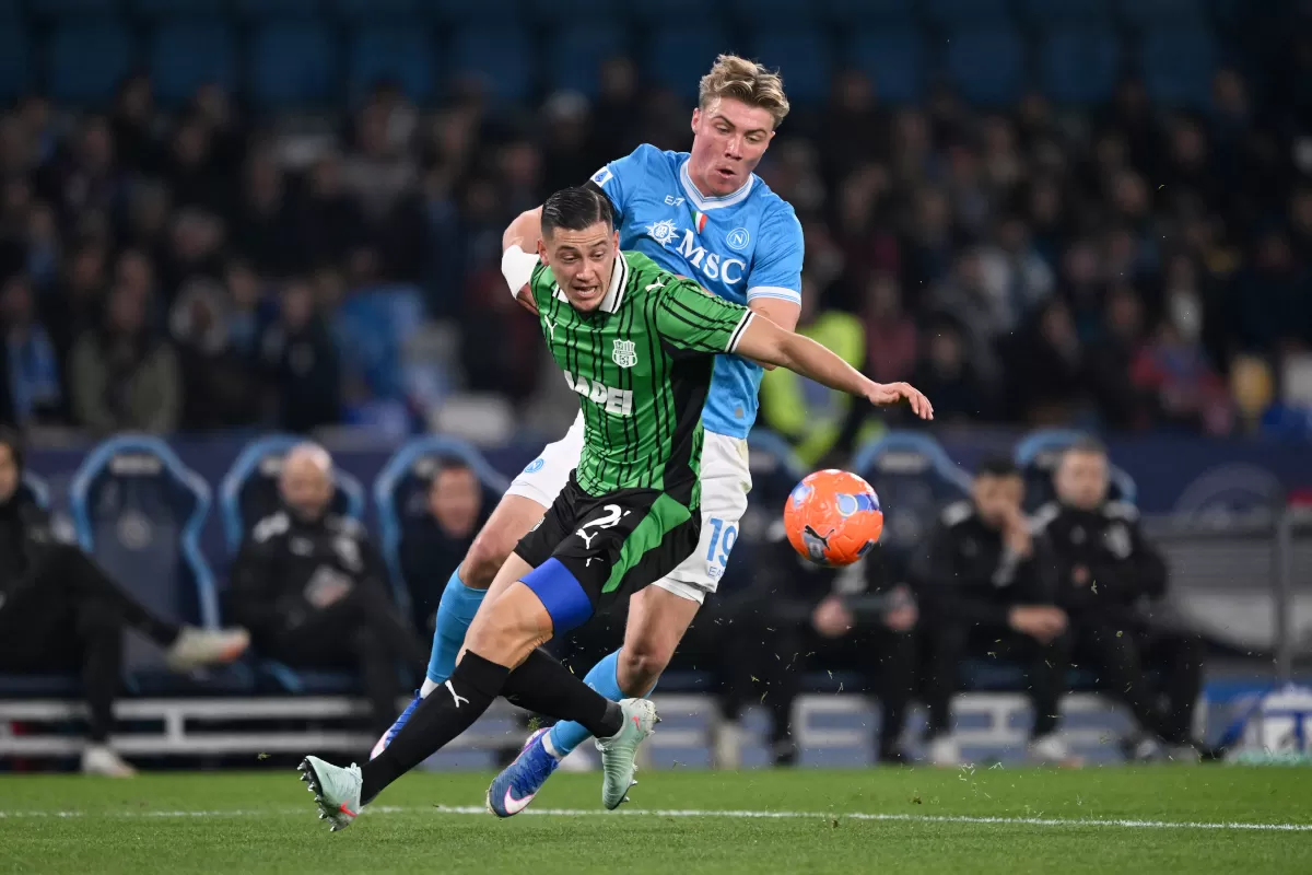 Rasmus Hojlund dari SSC Napoli berebut bola dengan bek timnas Indonesia Jay Idzes yang membela Sassuolo.