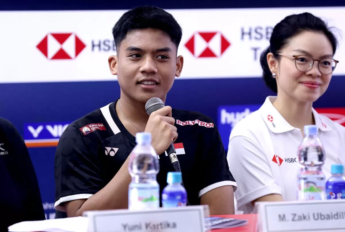 Tunggal putra Indonesia, Moh Zaki Ubaidillah, bersemangat menjalani debutnya di Istora Senayan pada Indonesia Masters 2026. Ia ingin merasakan langsung atmosfer legendaris arena kebanggaan Indonesia. (PBSI)