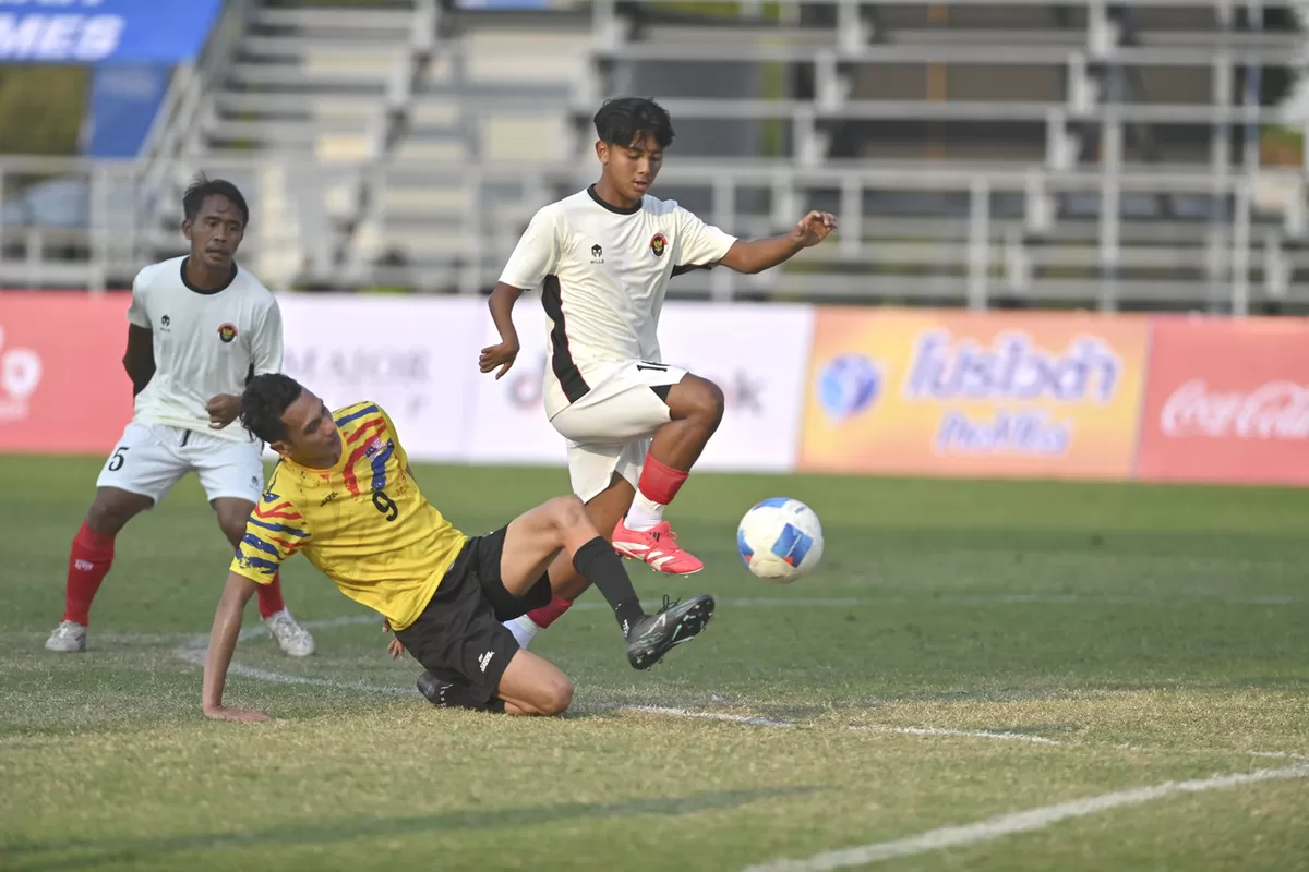 Pemain timnas sepak bola cerebral palsy Indonesia Rzki Mulyana (kanan), berusaha melewati pemain Timnas Malaysia di penyisihan grup ASEAN Para Games 2026, di Thailand, 19 Januari 2026.  (Yoma Times Suryadi)