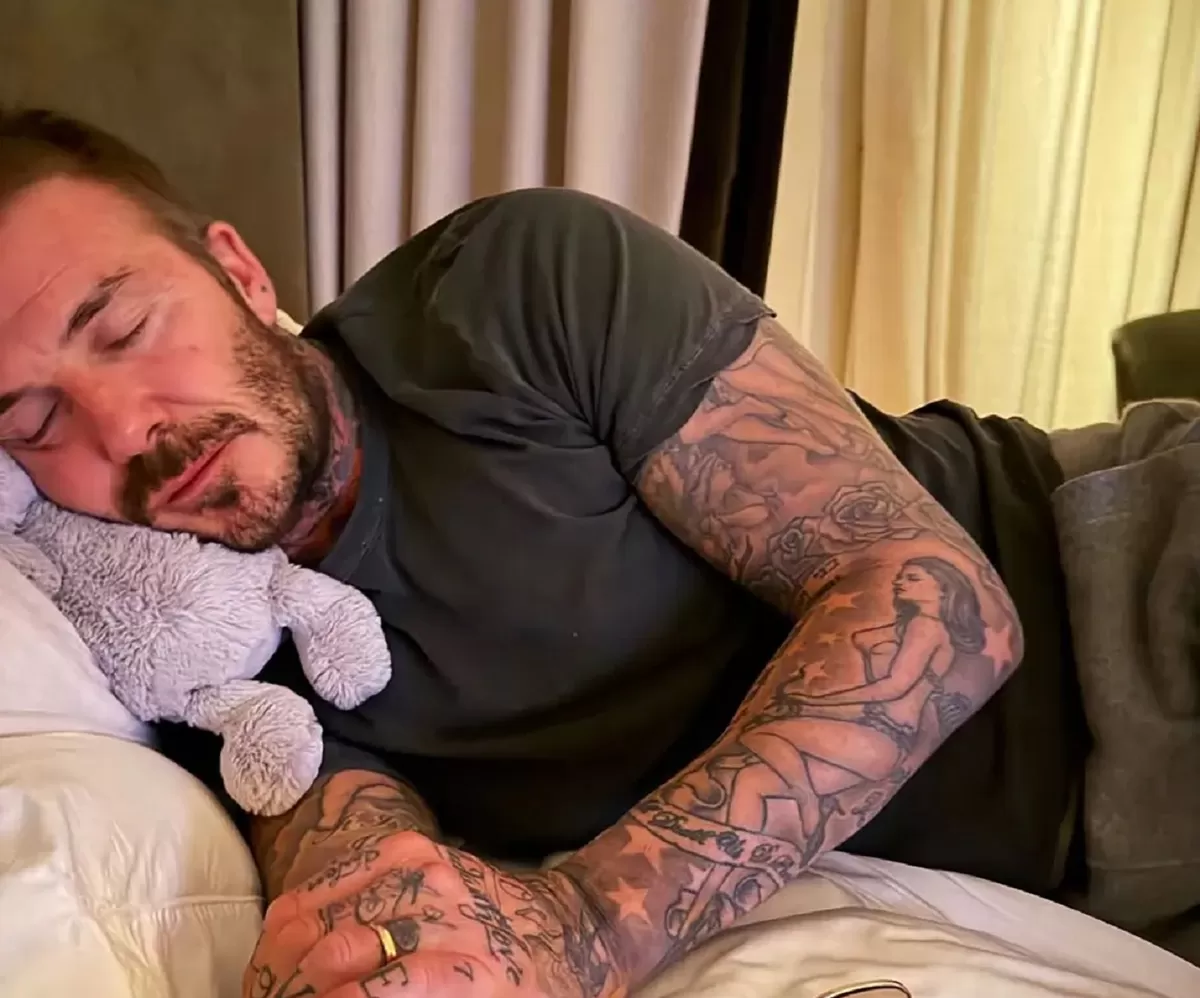 David Beckham tertidur pulas dengan boneka main.