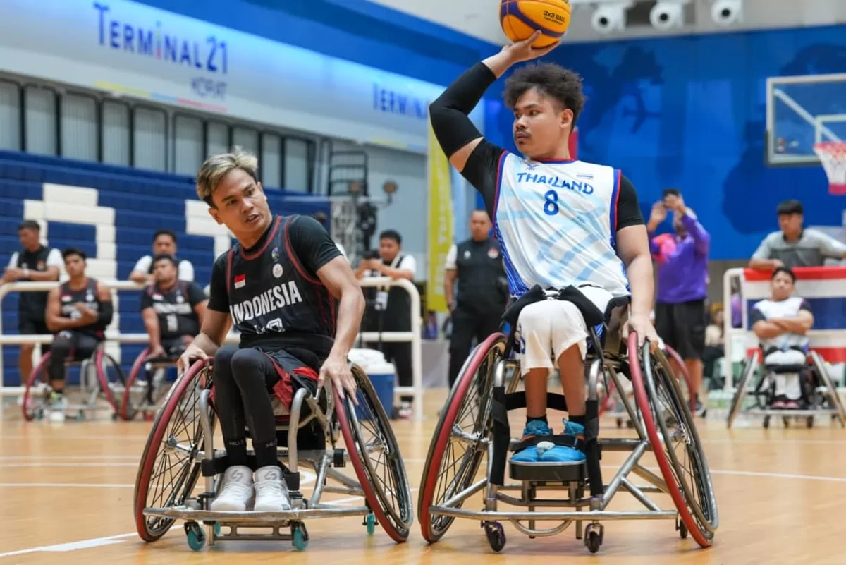 Tim Basket Kursi Roda 3x3 Indonesia saat berhadapan dengan Thailand di laga semifinal ASEAN Para Games 2026 di Thailand, 19 Januari 2026.  (KEMENPORA)