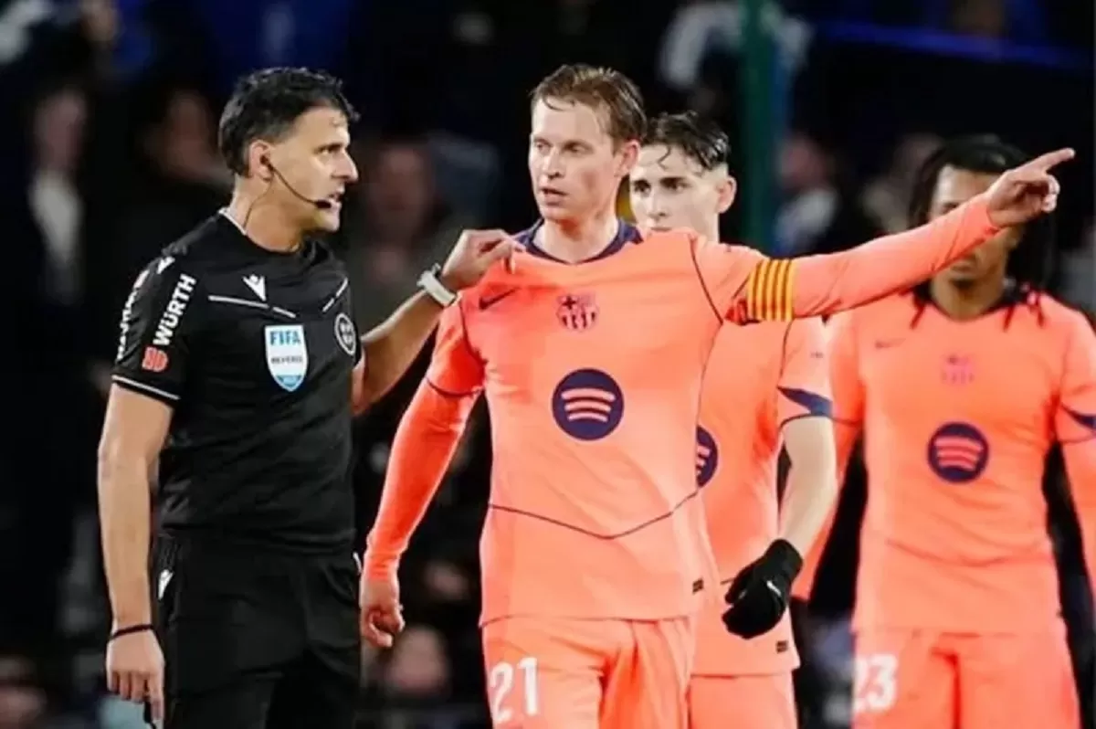 Frenkie de Jong mengkritik sikap arogan wasit Jesus Gil Manzano.