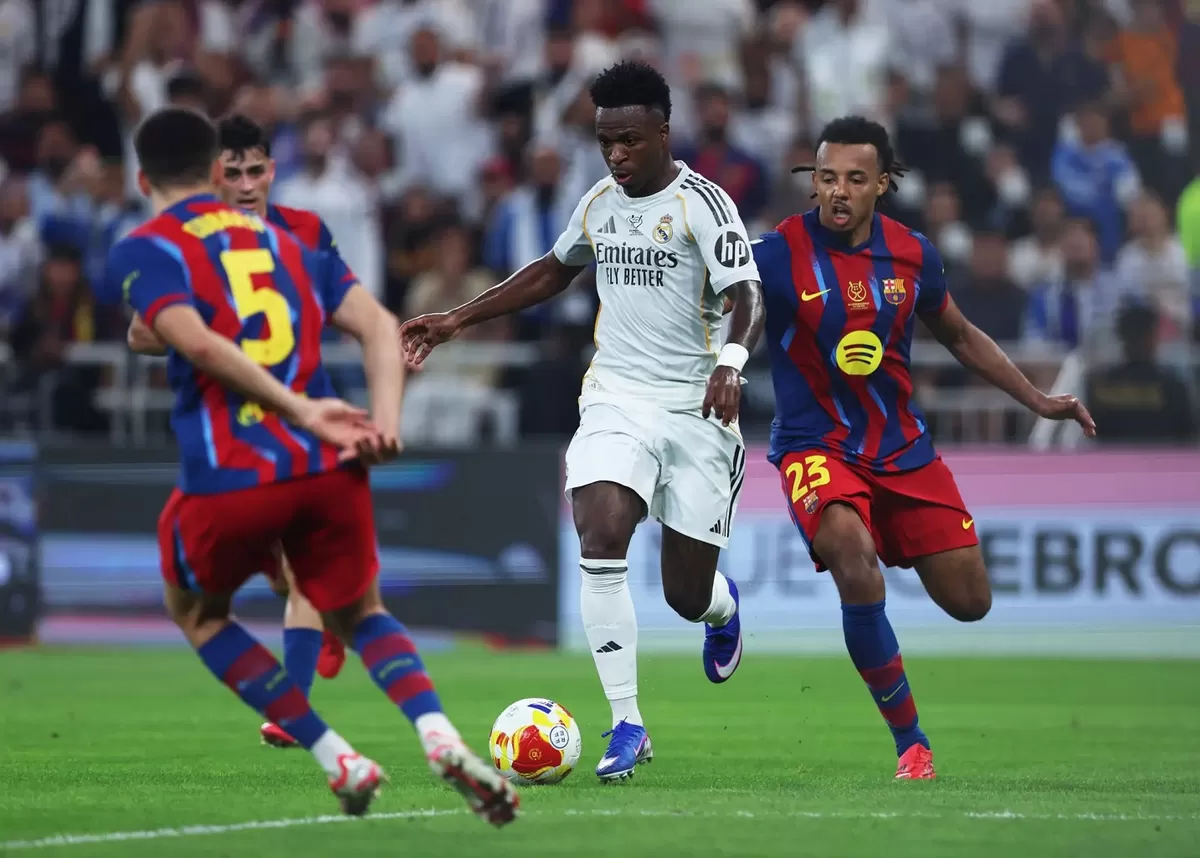 Vinicius Junior tampil elegan saat Real Madrid melawan Barcelona. 