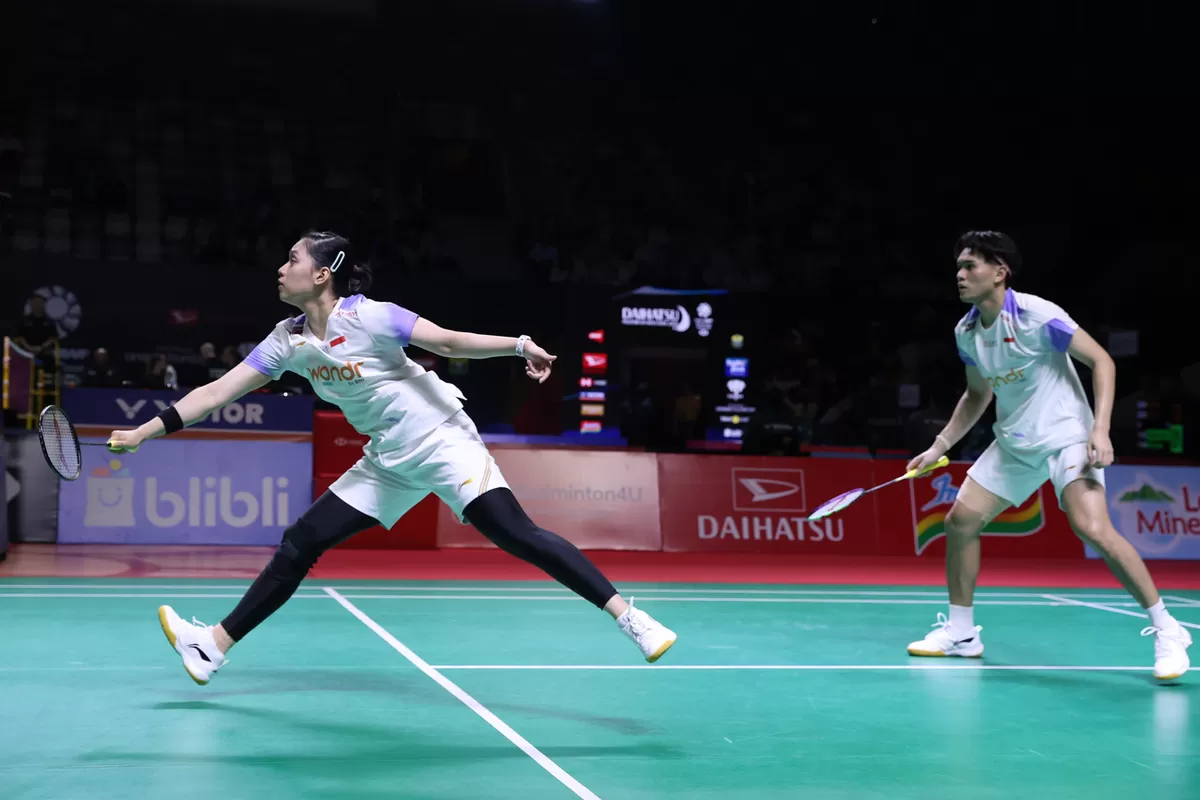  Pasangan Adnan Maulana dan Indah Cahya Sari Jamil tampil penuh keberanian saat menumbangkan unggulan ketujuh asal Malaysia, Goh Soon Huat/Lai Shevin Jemie di babak pertama Indonesia Masters 2026. (PBSI)