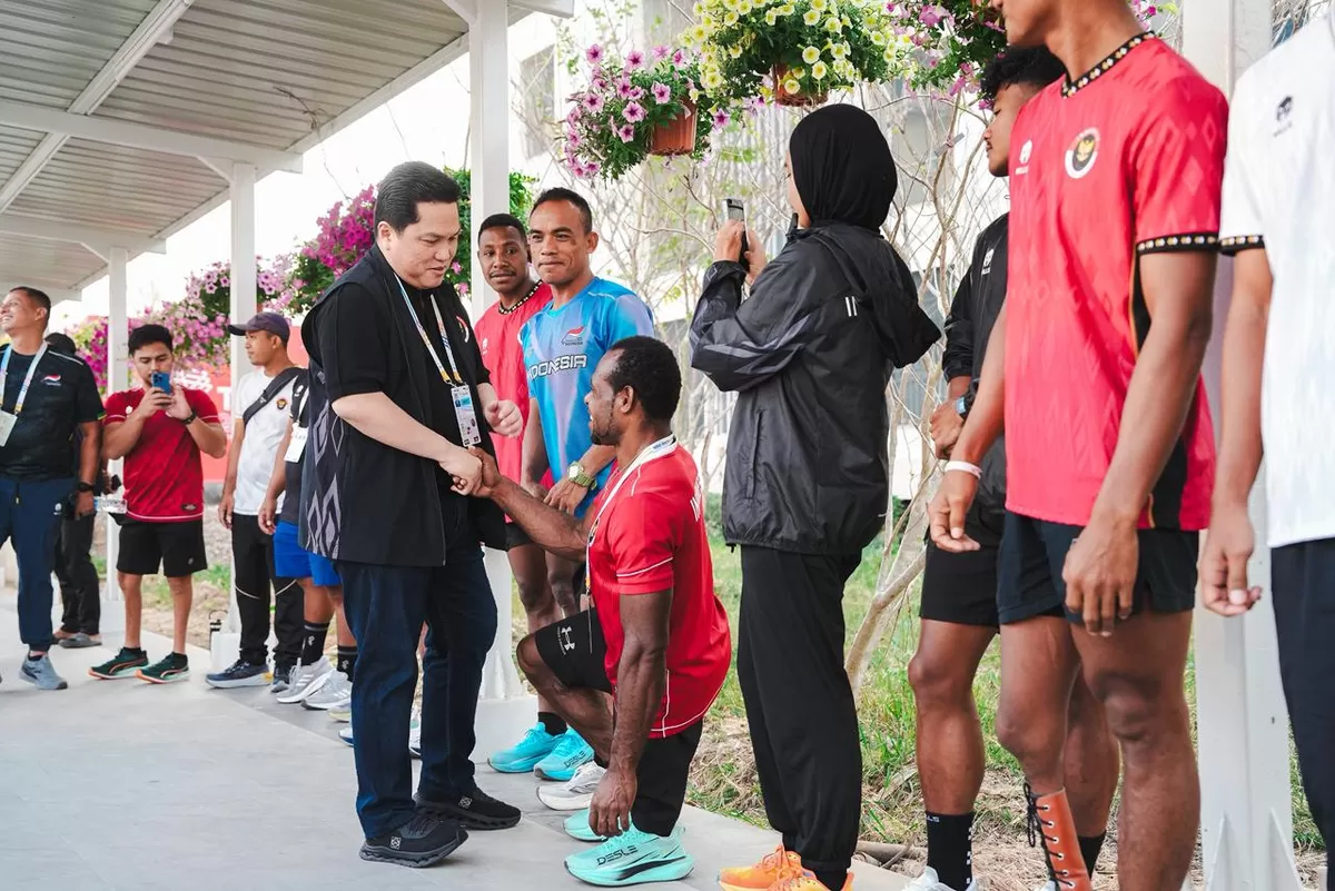 Menpora Erick Thohir berbincang dengan salah satu atlet saat mengunjungi asrama Tim Indonesia yang kini sedang berjuang di ASEAN Para Games 2025 Thailand, di Nakhon Ratchasima, Rabu, 21 Januari 2026. (KEMENPORA)