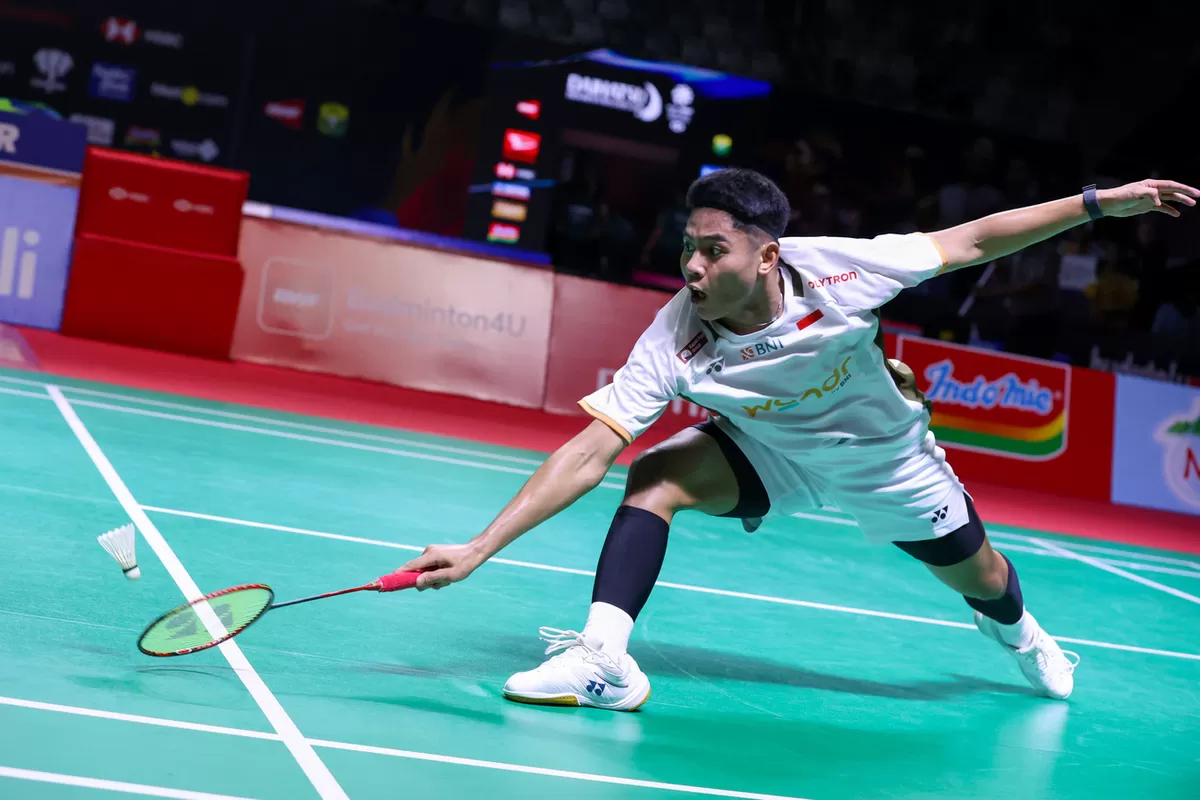 Tunggal muda Indonesia, Mohammad Zaki Ubaidillah saat berlaga di babak pertama Indonesia Masters 2026, di Istora Senayan, Rabu, 21 Januari 2026. (PBSI)