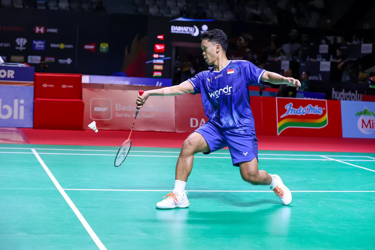 Langkah Anthony Sinisuka Ginting di Daihatsu Indonesia Masters 2026 harus terhenti lebih cepat dari yang diharapkan. Ia cedera pinggang dan memutuskan mundur.  (PBSI)