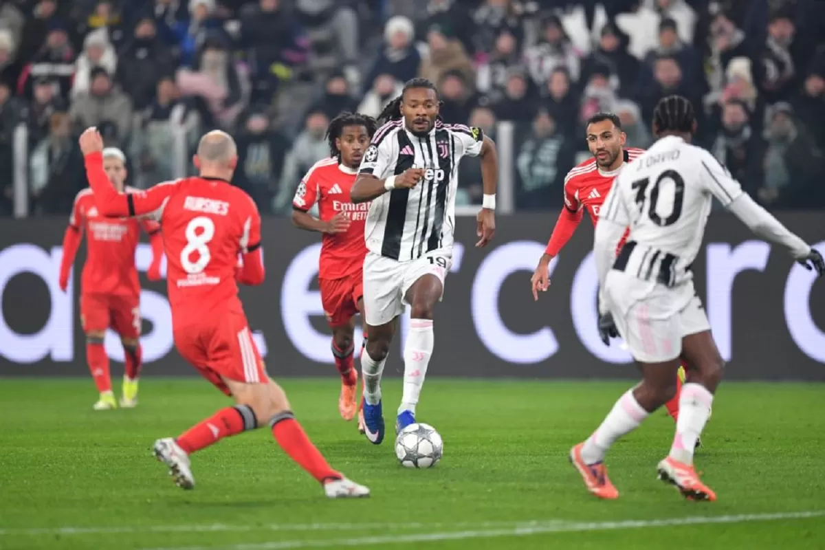 Khephren Thuram merepotkan pertahanan Benfica.