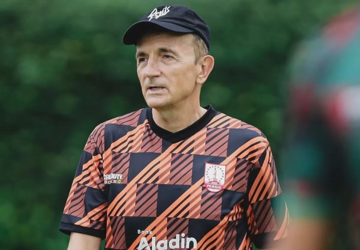 Pelatih Persis Solo Milomir Seslija (Persis Solo)