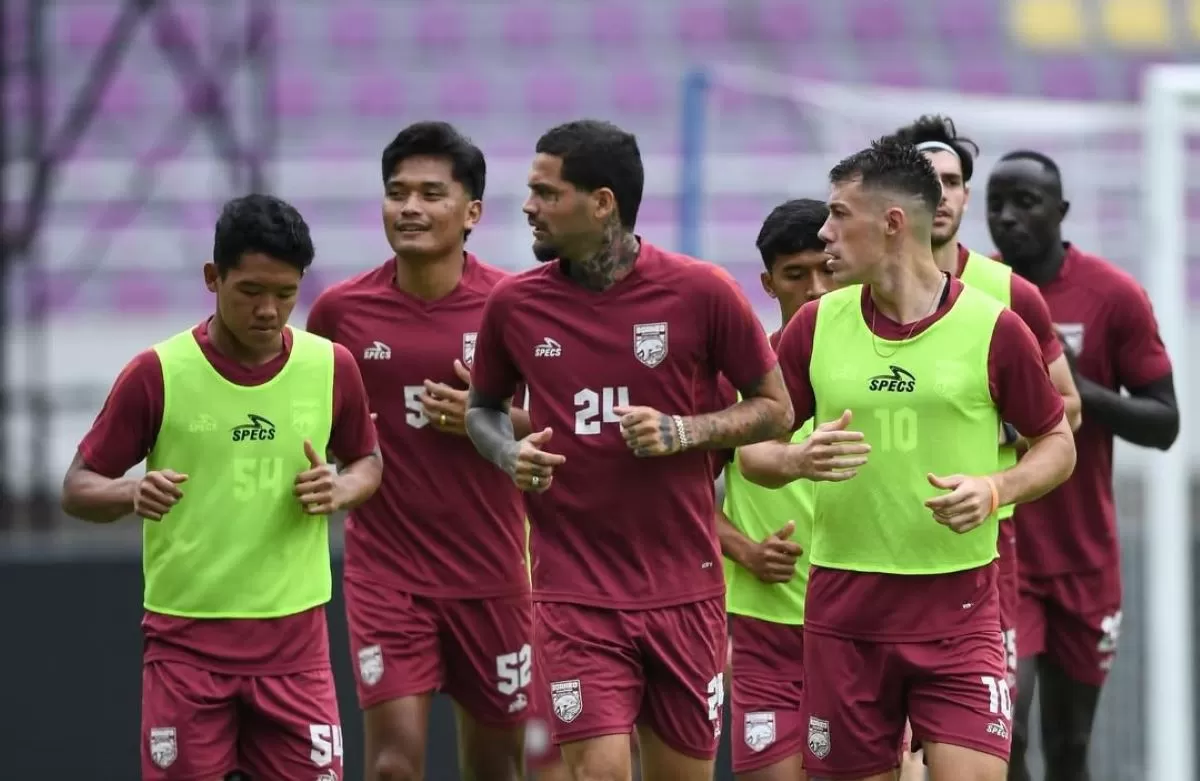 Skuat Borneo FC jalani latihan di Stadion Manahan. Bersiap hadapi Persis Solo di pekan ke-18 Super League 2025/26 (@borneofc.id)