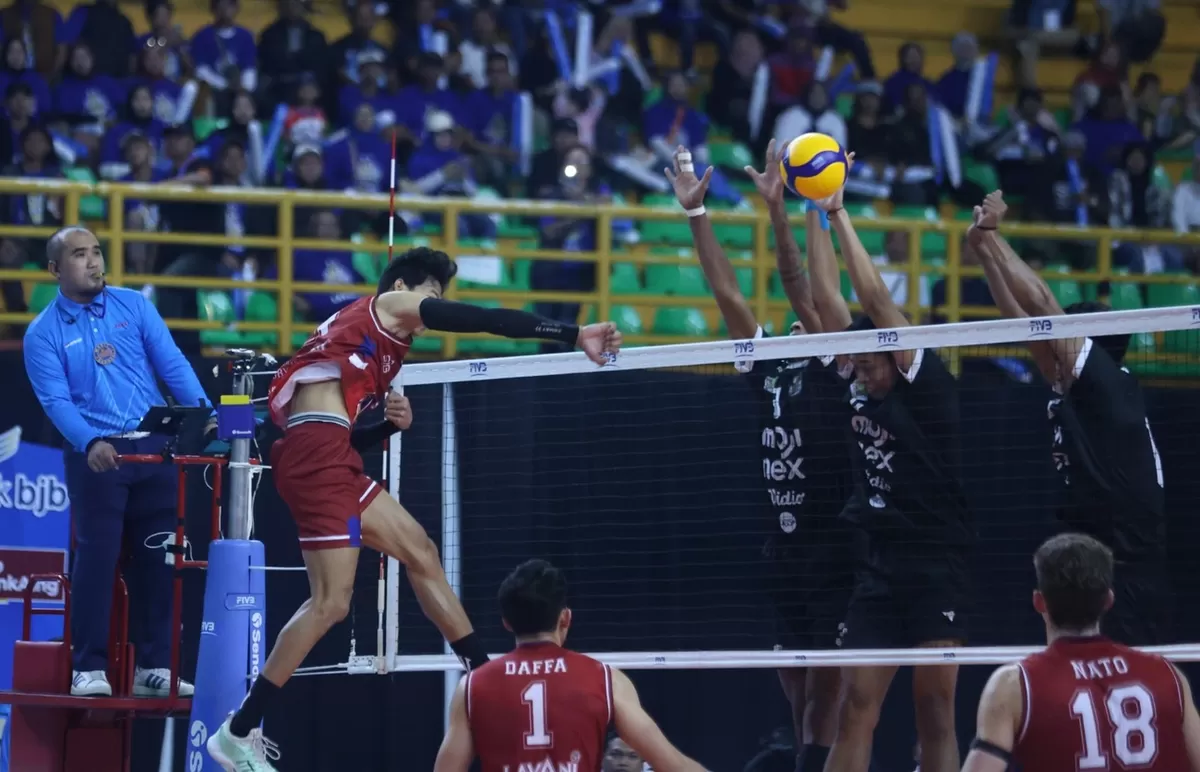 Status sebagai tim pendatang baru tak membuat Medan Falcons Tirta Bhagasasi gentar menghadapi kekuatan mapan Jakarta LavAni Livin Transmedia.   (PBVSI)