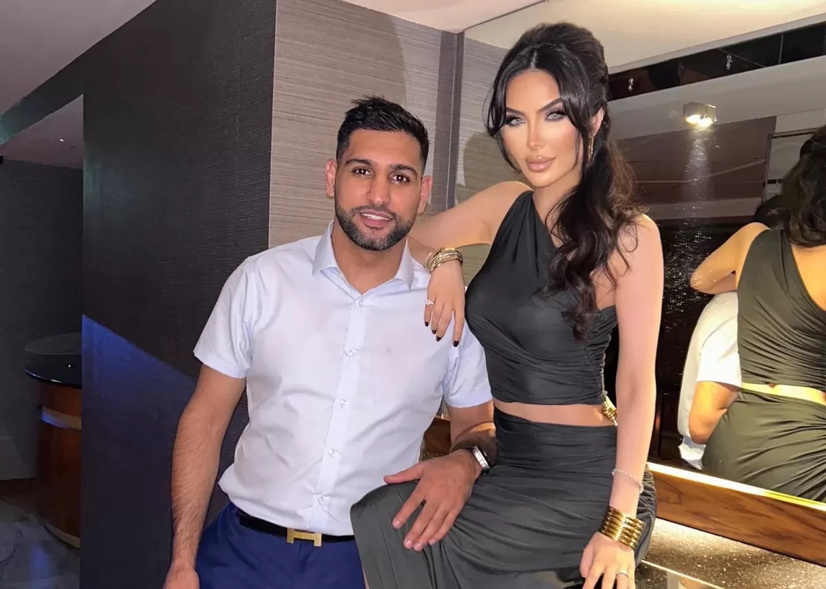 Amir mengungkapkan bahwa ia menggugat mitra bisnisnya di The Balmayna atas tunggakan sewa, difoto bersama mitranya Faryal. (@amirkingkhan)