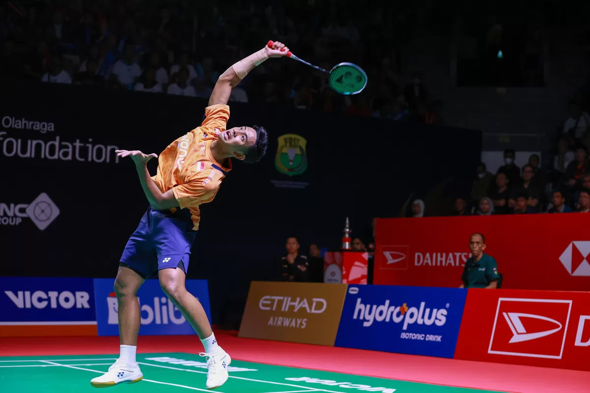 Alwi Farhan kini menjadi satu-satunya wakil Indonesia di sektor tunggal yang masih bertahan dalam perburuan gelar di Indonesia Masters 2026. Ia melaju ke semifinal.  (PBSI)