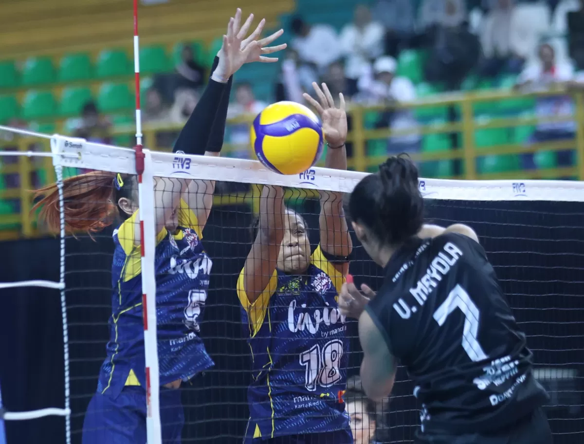 Dua pemain Jakarta Livin' Mandiri berusaha memblok spike keras dari pemain Medan Falcons. (PBVSI)