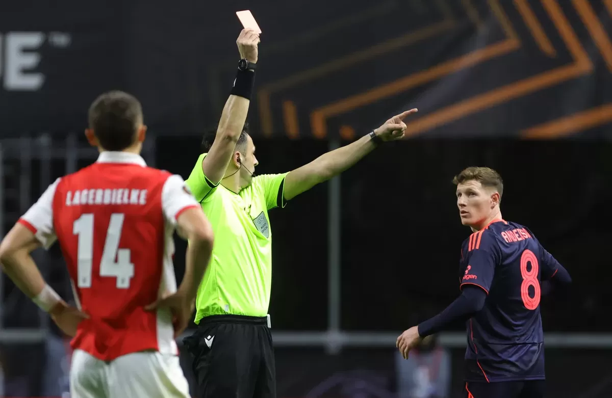 Elliot Anderson diganjar keluar lapangan terlihat berteriak dan memberi isyarat kepada wasit asal Kroasia.