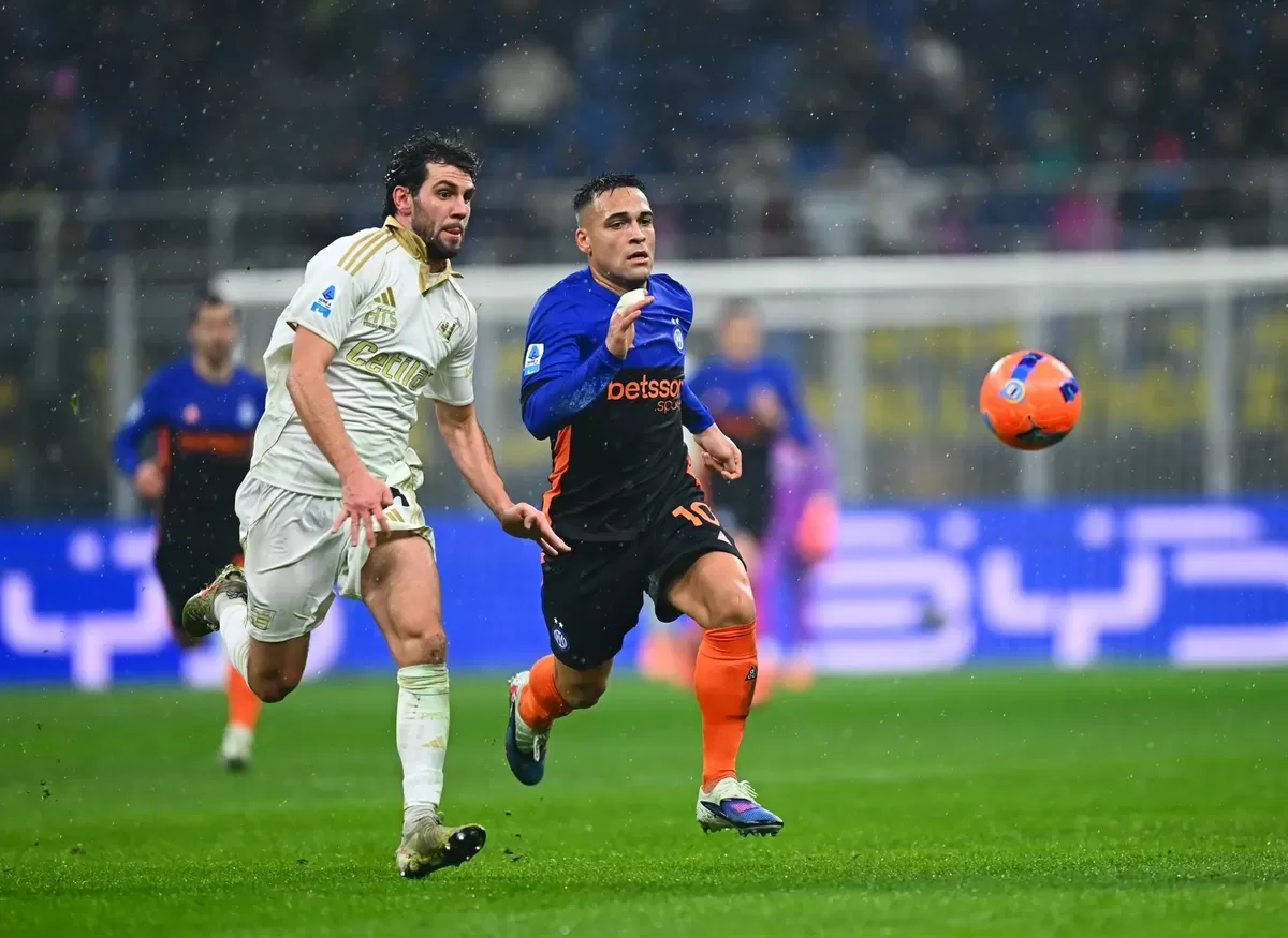 Lautaro Martinez (kanan) berduel dengan pemain Pisa di San Siro (Inter Milan)