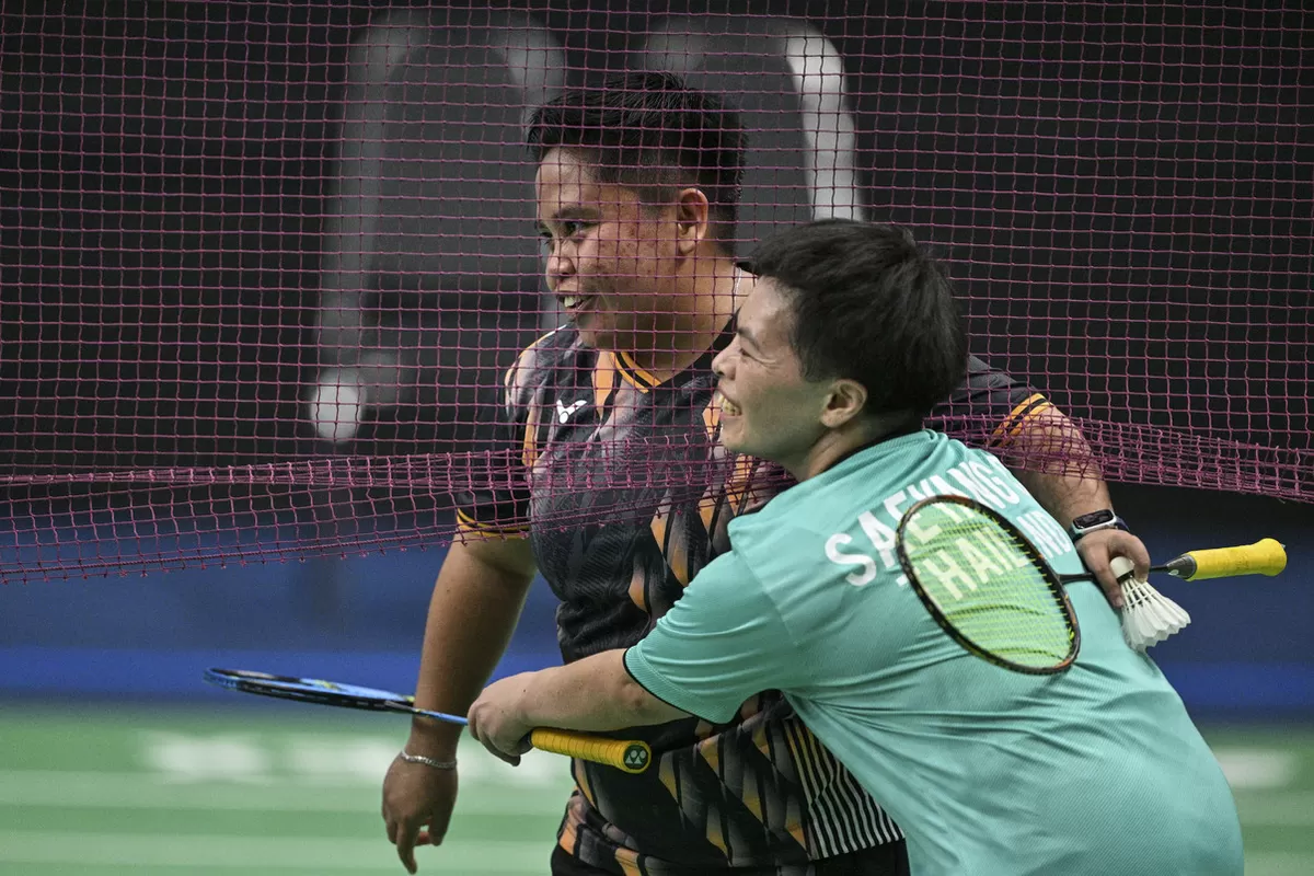 Atlet NPC Indonesia Rina (kiri) berpelukan dengan atlet Thailand Saeyang (kanan) seusai pertandingan para badminton SH6 tunggal putri  ASEAN Para Games 2025 di SDAT, 80th Birthday Anniversary Commemorative Stadium di Nakhon Rachatsima, Thailand (Agoes Rudianto)