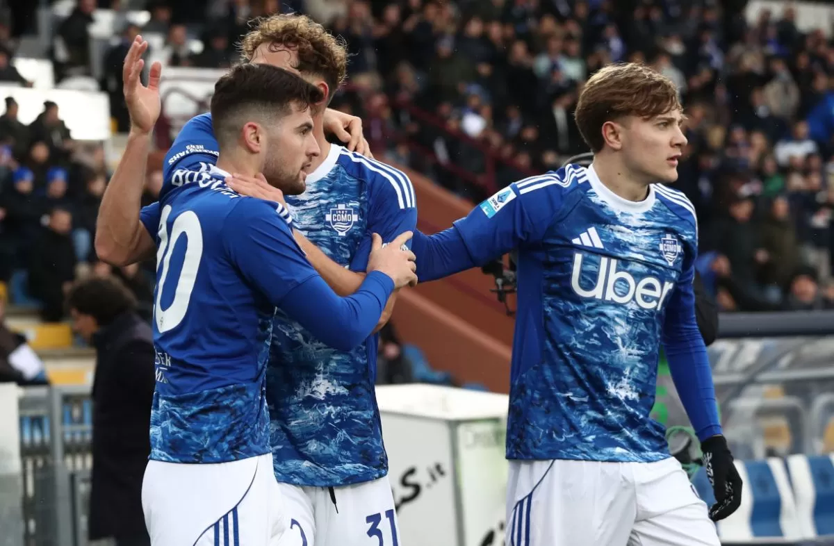 Martin Baturina dari Como 1907 merayakan gol kedua timnya bersama rekan-rekan setimnya.