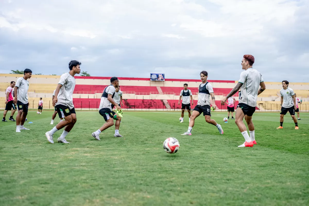 Skuat Persebaya jalani latihan resmi di Stadion Sultan Agung, Bantul (Persebaya)