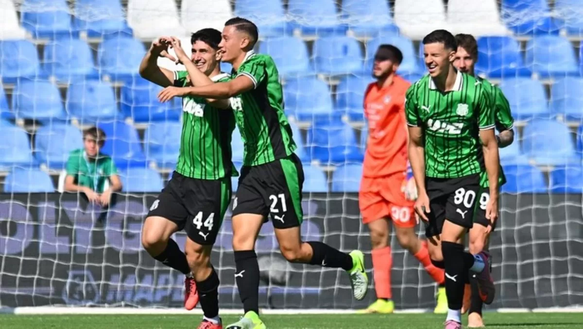Para pemain Sassuolo melakukan selebrasi usai cetak gol ke gawang Cremonese. (Getty Images)
