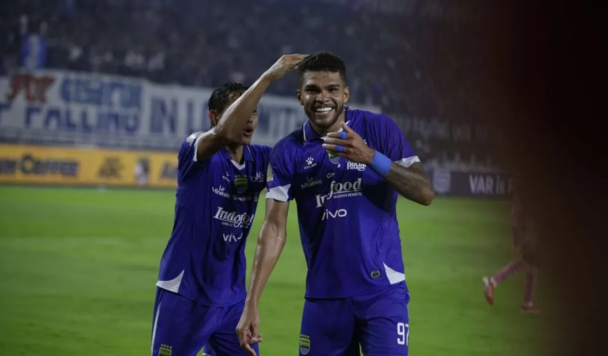 Pemain Persib, Berguinho bersama Adam Alis melakukan selebrasi usai cetak gol ke gawang PSBS. (Persib)