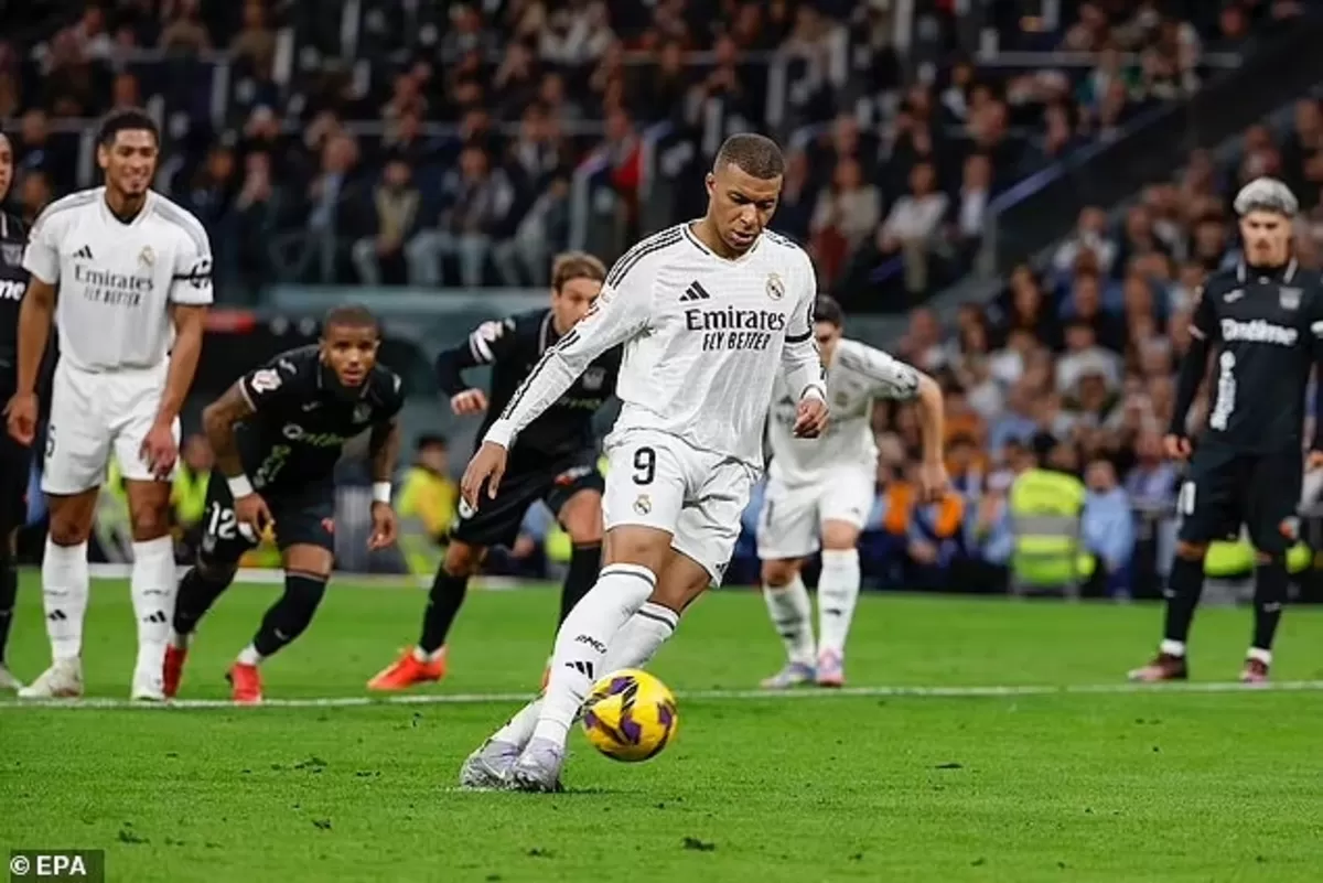 Kylian Mbappe merobek gawang Villareal dengan panenka.
