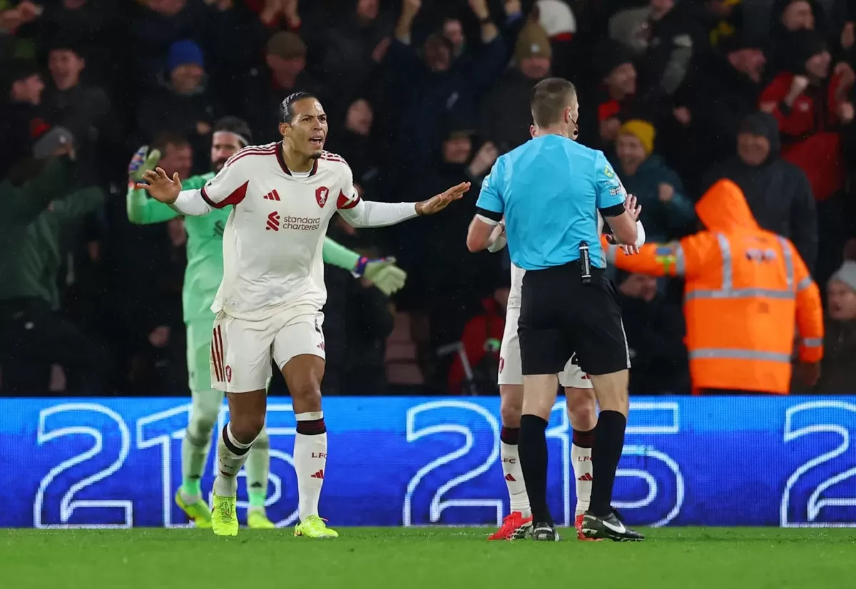 Virgil van Dijk sangat marah atas kekalahan Liverpool di menit-menit akhir. (Reuters)