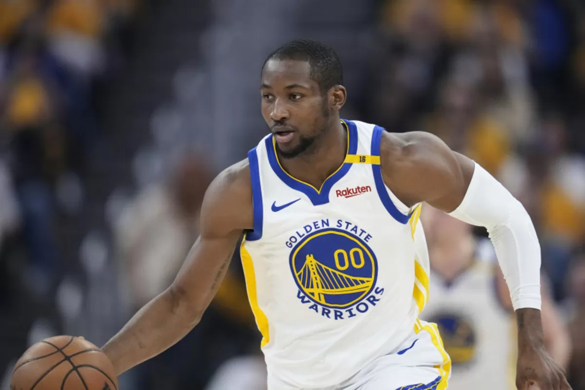Jonathan Kuminga dipastikan harus menepi sementara setelah mengalami memar tulang disertai hiperekstensi pada lutut kiri. (basketnews)