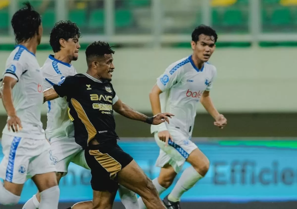 Ricky Kambuaya di kepung pemain Arema FC di laga pekan ke-18 Super League 2025/26 (@dewaunitedfc)