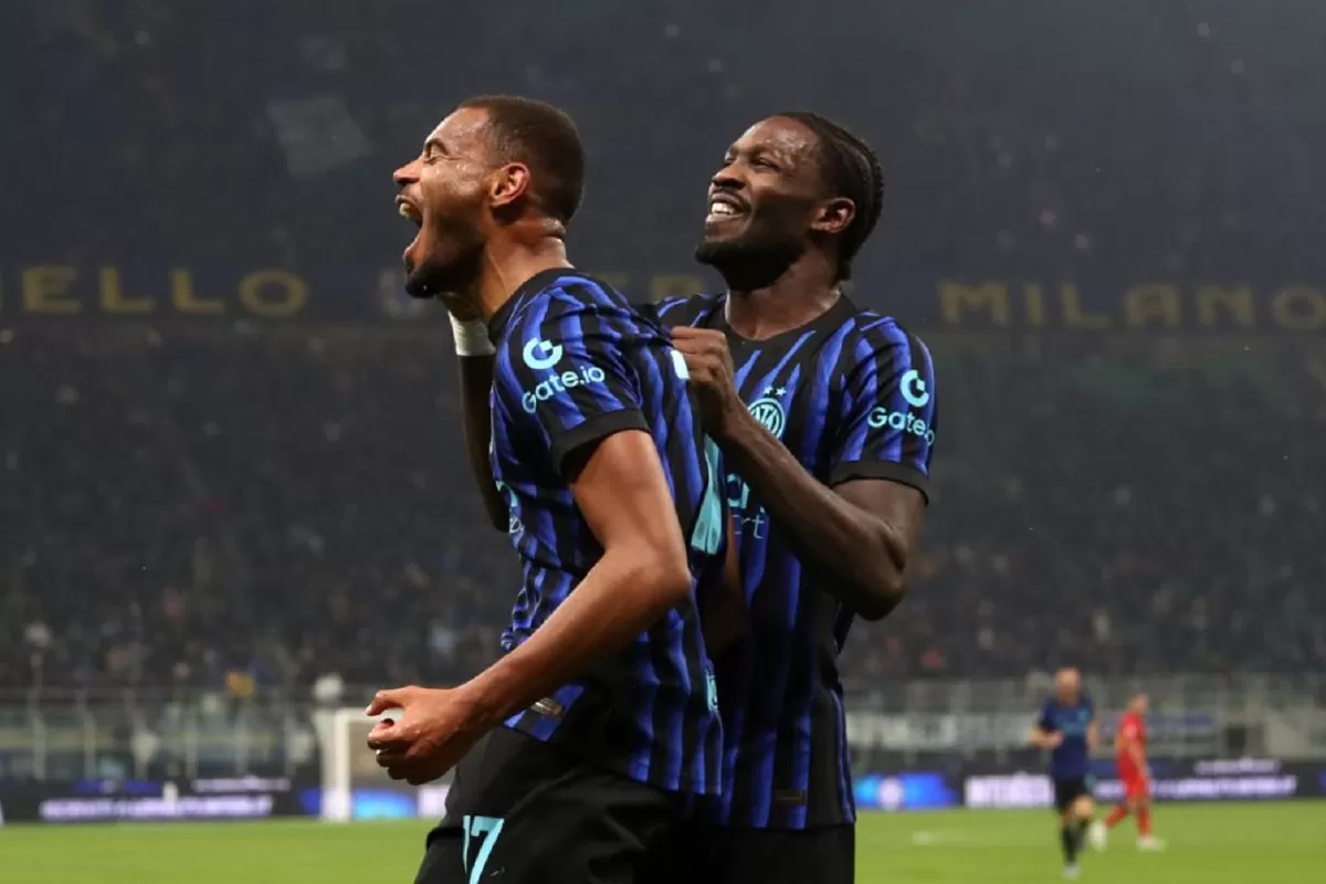 Andy Diouf dari FC Internazionale Milano merayakan gol pertama timnya bersama rekan setimnya Marcus Thuram.