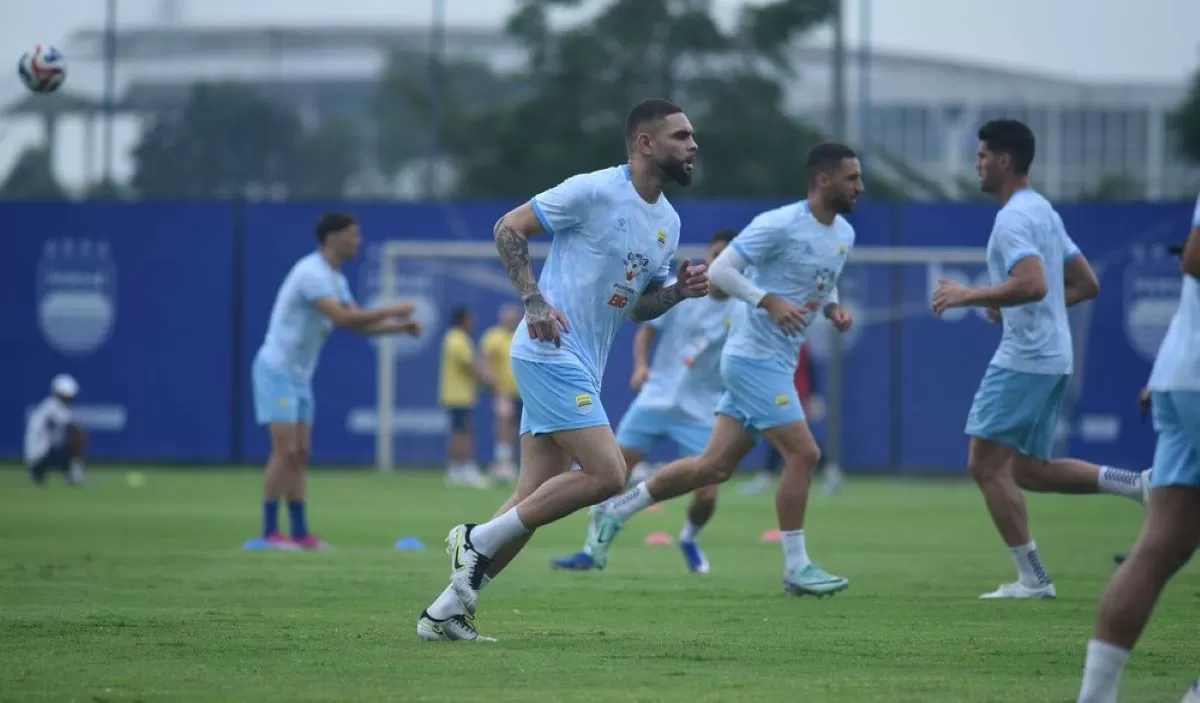 Layvin Kurzawa mulai menjalani latihan bersama pemain Persib lainnya (Persib/Sutanto)
