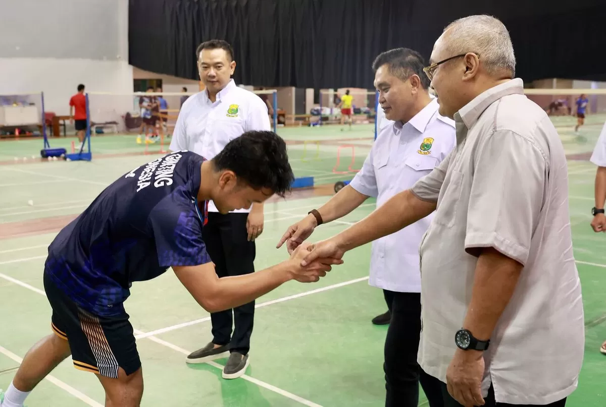 Tunggal putra Indonesia, Anthony Sinisuka Ginting bersalaman dengan Sesmenpora Dr. Gunawan Suswantoro di Pelatnas Cipayung usai serah terima bantuan peralatan gymnasium dan sport science.  (PBSI)