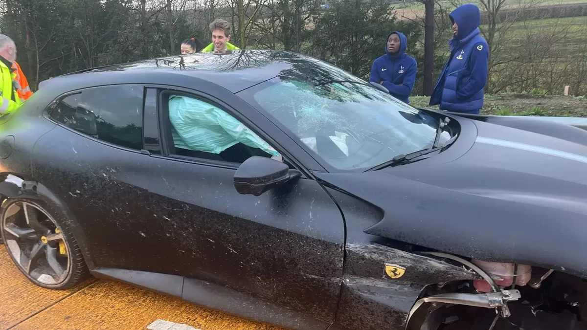 Mobil Ferrari itu mengalami kerusakan yang cukup parah pada roda dan kaca depan.  (Lilywhite_Rose)