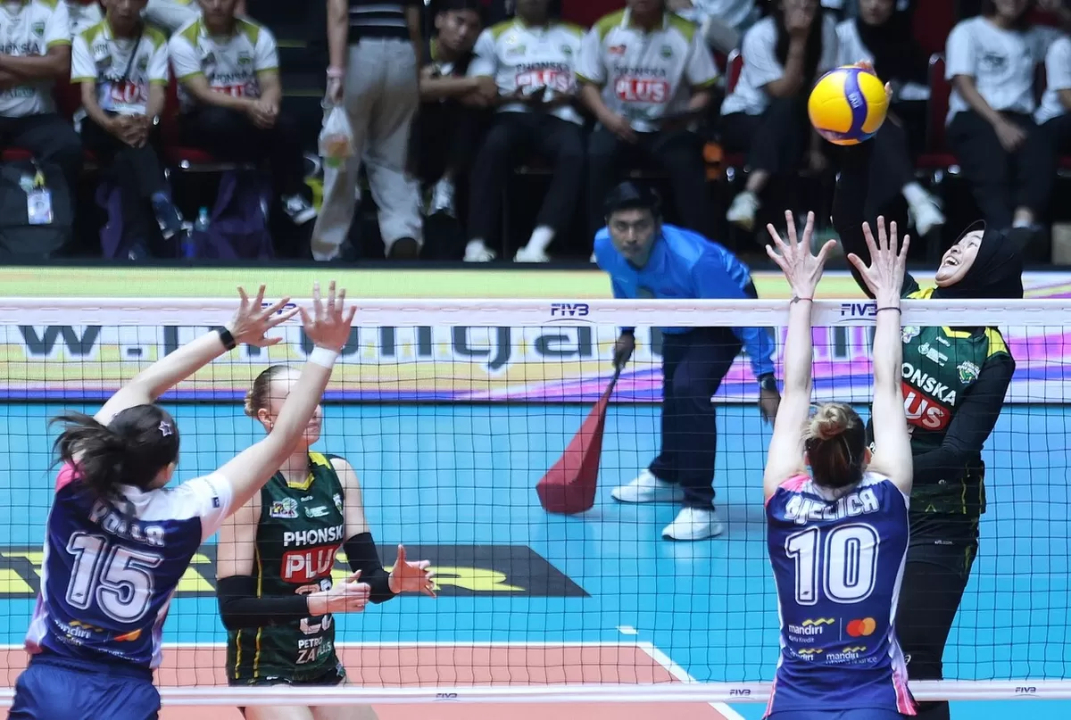 Outer hitter Gresik Phonska akan melakukan smes ke arah dua pemain Jakarta Livin' Mandiri di lanjutan seri empat putaran pertama Proliga 2026. Kemenangan 3-0 membuat Phonska juara paruh musim.   (PBVSI)
