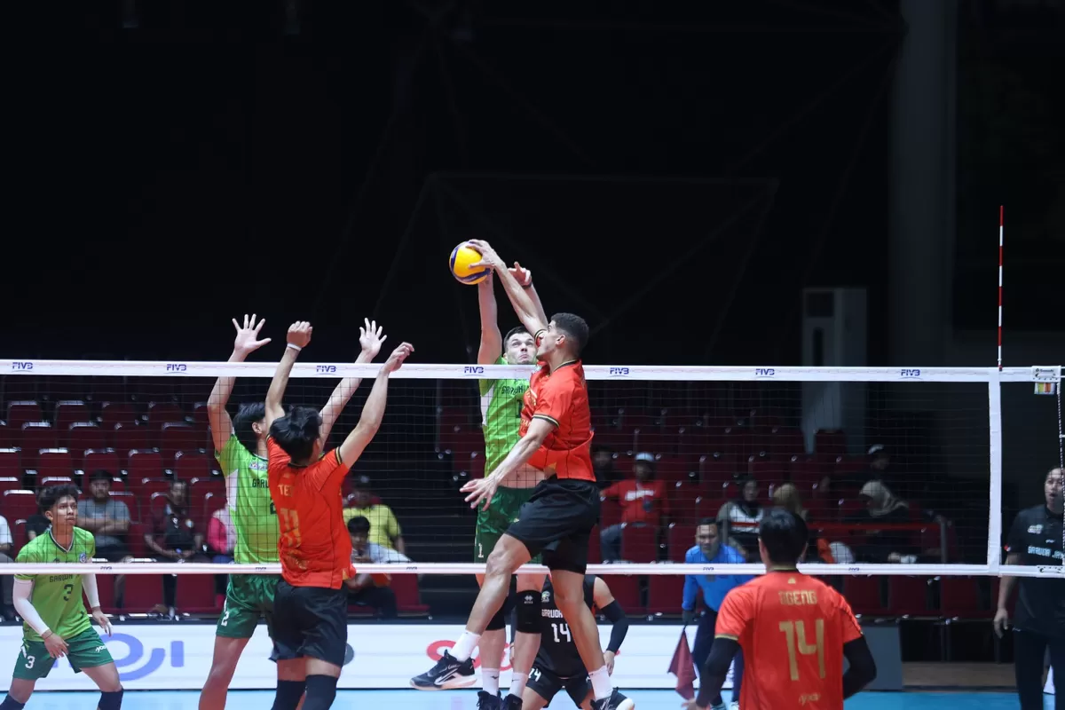 Pemain Surabaya Samator (Merah) berusaha melakukan tip in ke sisi lapangan Jakarta Garuda Jaya, di lanjutan seri I Proliga 2026. (PBVSI)
