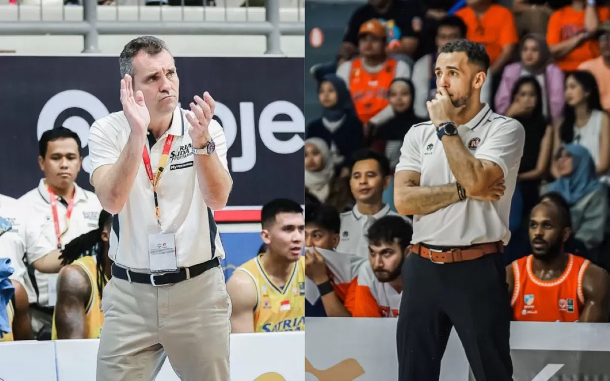 Pelatih Satria Muda Djordje Jovicic vs pelatih Pelita Jaya David Singleton (kanan) (IBL)