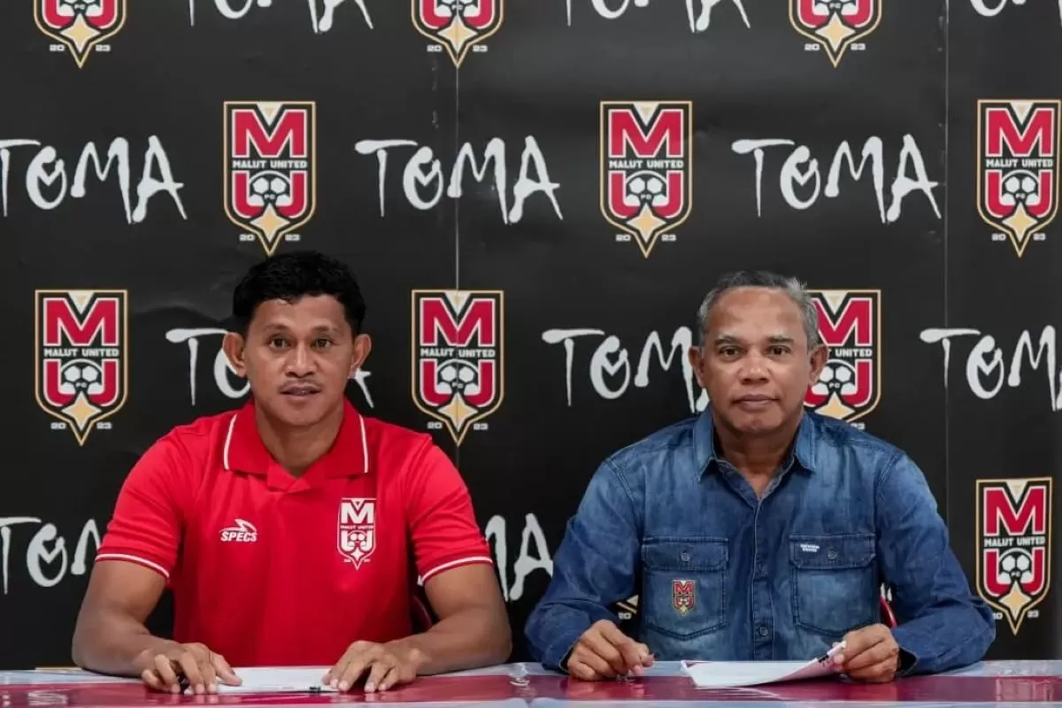 Rizky Pellu (kiri) bersama Willem D Nanlohy, COO Malut United (Malut United FC)