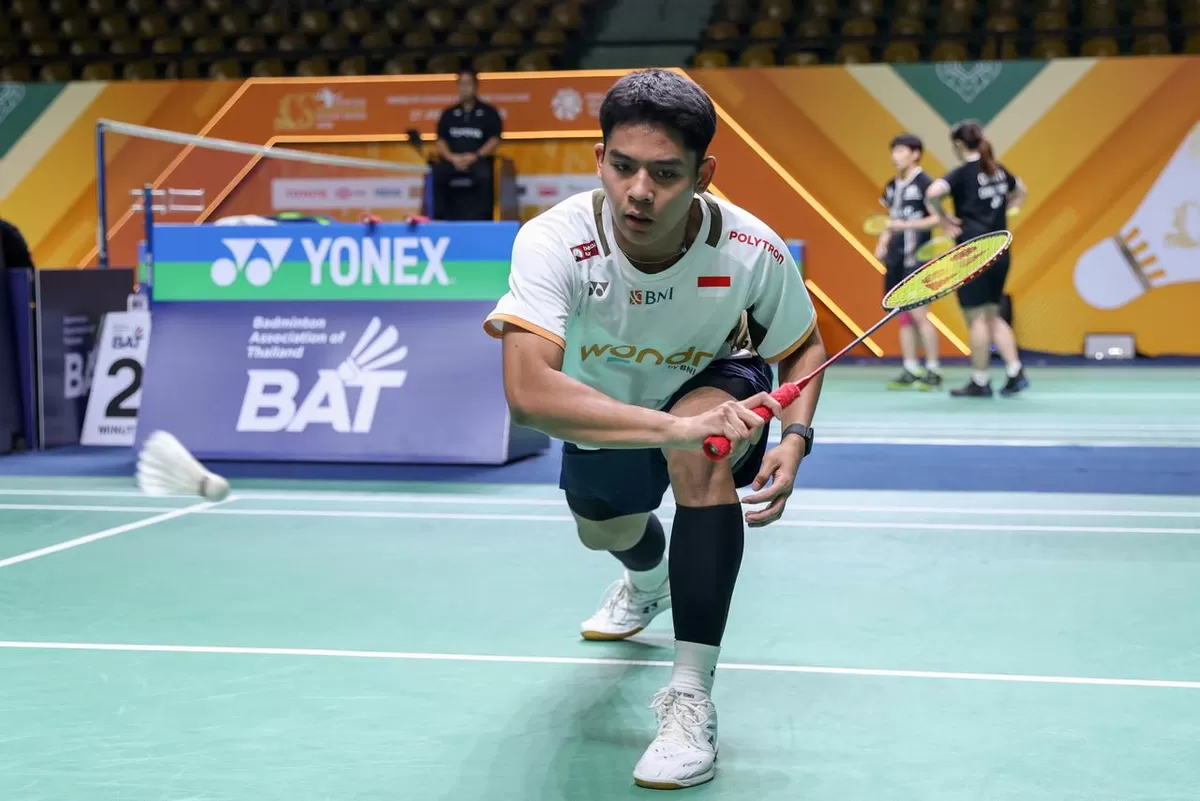 Moh Zaki Ubaidillah saat bermain di babak perempat final Thailand Masters 2026. Ia akan menghadapi semifinal sesama Indonesia melawan Alwi Farhan untuk memperebutkan satu tempat di partai puncak.  (PBSI)