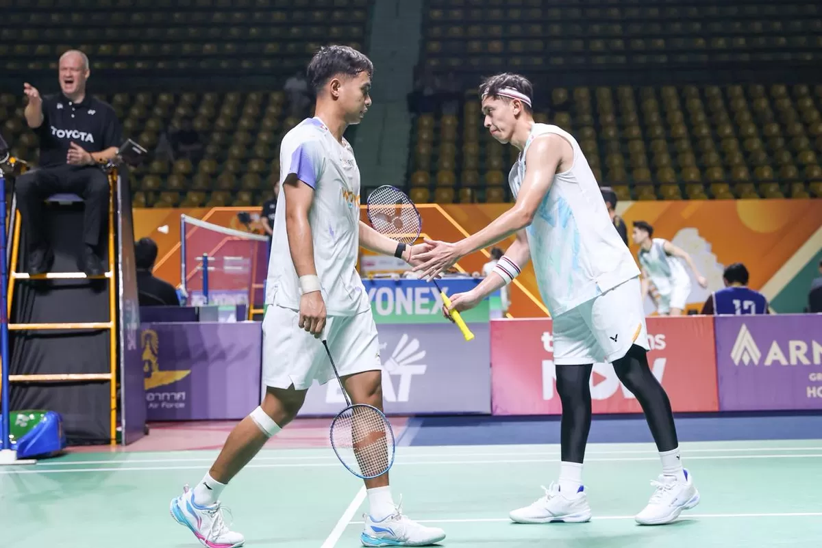 Pasangan Muhammad Rian Ardianto/Rahmat Hidayat melakukan tos usai sukses menciptakan all Indonesian semifinals Thailand Masters 2026, melawan unggulan pertama Leo Rolly Carnando/Bagas Maulana.  (PBSI)