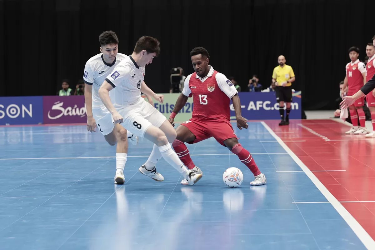 Pemain Indonesia berusaha melawati hadangan pemain Kirgistan, pada laga kedua penyisihan Grup A Piala Asia Futsal 2026 di Indonesia Arena, Kamis malam, 29 Januari 2026. (FFI)