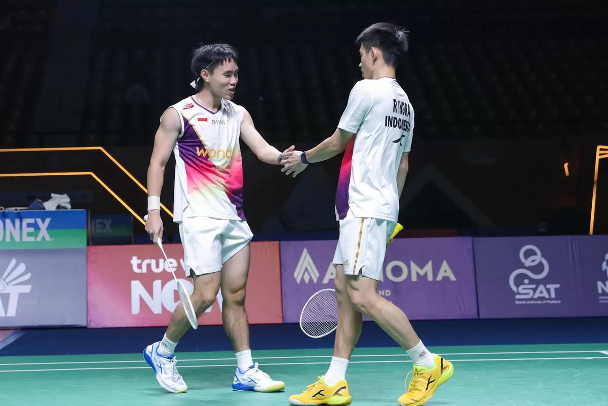 Kemenangan Raymond Indra/Nikolaus Joaquin di semifinal Thailand Masters 2026 memastikan gelar ganda putra untuk Merah Putih, usai menciptakan all Indonesia final, melawan Leo/Bagas. (PBSI)