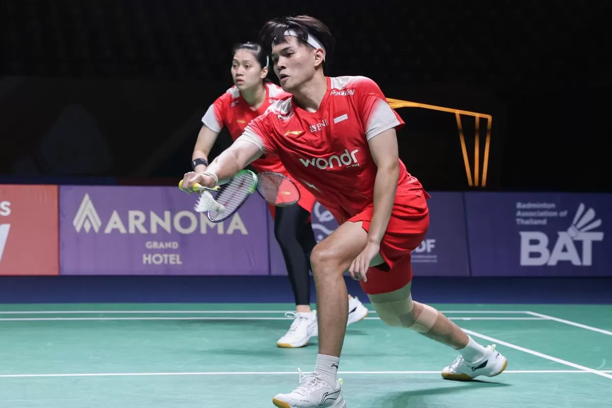 Adnan Maulana/Indah Cahya Sari Jamil tembus final BWF Super 300 pertamanya di Thailand Masters 2026. Menang atas Akira Koga/Natsu Saito. (PBSI)