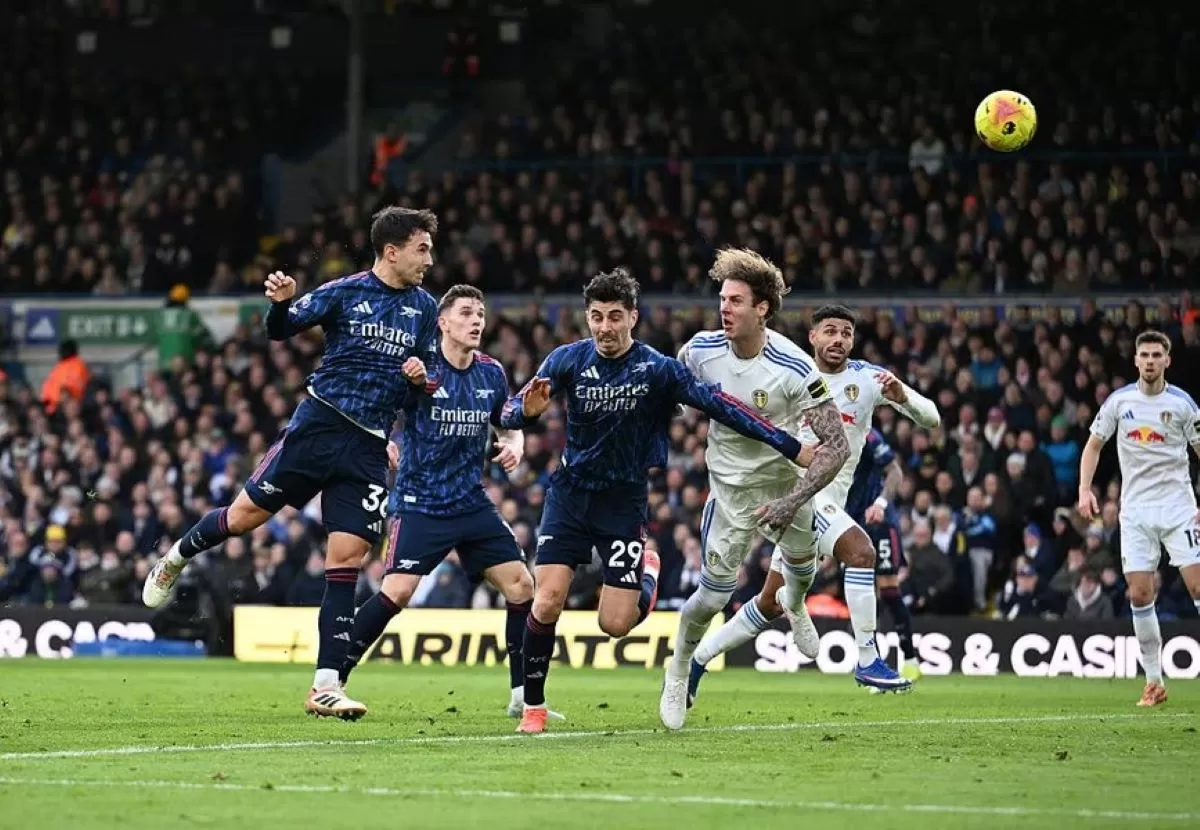 Martin Zubimendi (kiri) cetak gol pembuka Arsenal ke gawang Leeds United (Arsenal)