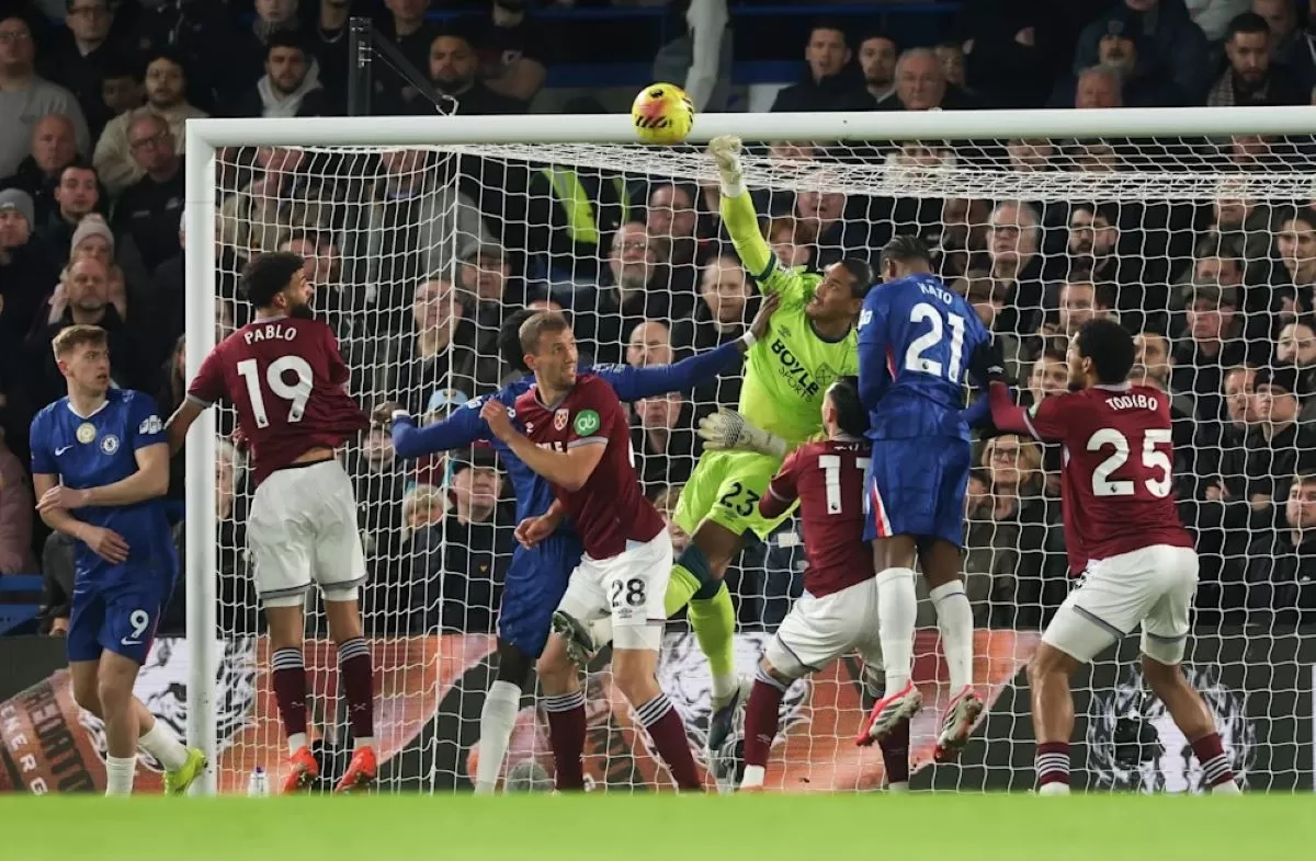 Sebuah kemelut di depan gawang West Ham United. Chelsea menang 3-2. (Chelsea)