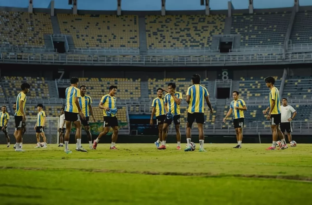 Skuat Dewa United Banten FC saat menjalani latihan resmi di Gelora Bung Tomo (@dewaunitedfc)
